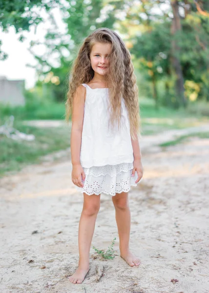 Portré Kislányról Szabadban Nyáron — Stock Fotó