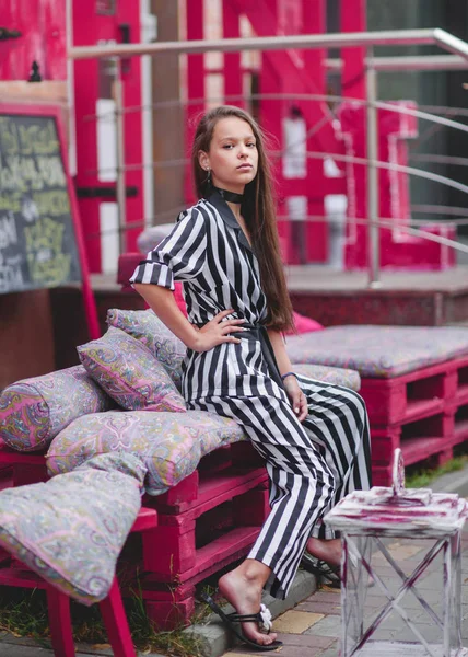 Portret Van Klein Meisje Buiten Zomer — Stockfoto