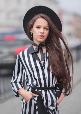 Yazın açık havada küçük bir kızın portresi.