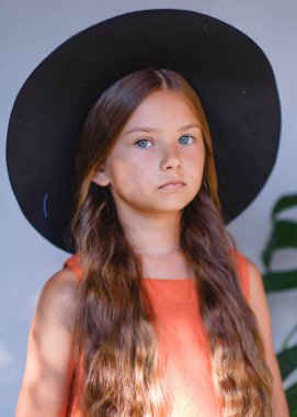 Yazın açık havada küçük bir kızın portresi.