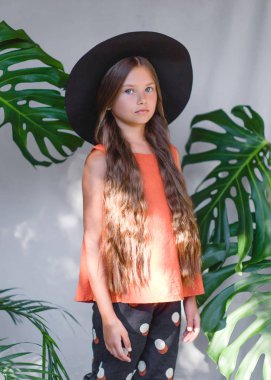 Yazın açık havada küçük bir kızın portresi.