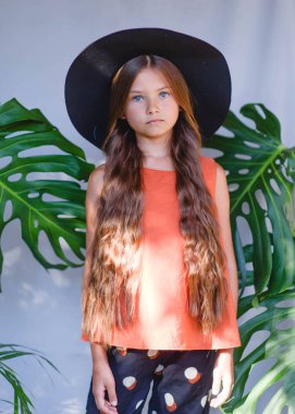 Yazın açık havada küçük bir kızın portresi.