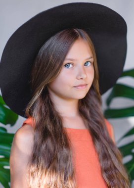 Yazın açık havada küçük bir kızın portresi.