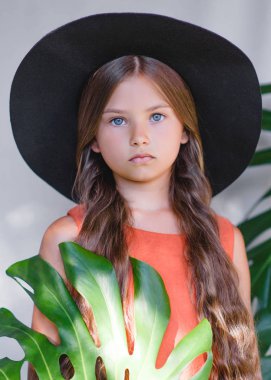 Yazın açık havada küçük bir kızın portresi.