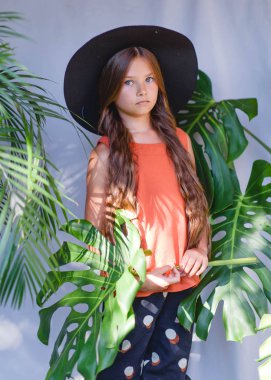 Yazın açık havada küçük bir kızın portresi.