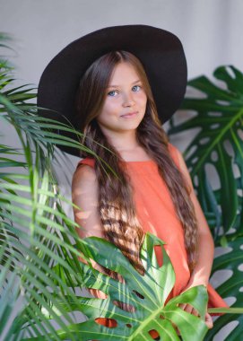 Yazın açık havada küçük bir kızın portresi.