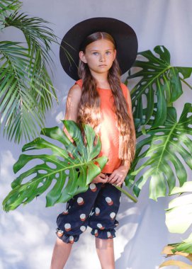 Yazın açık havada küçük bir kızın portresi.