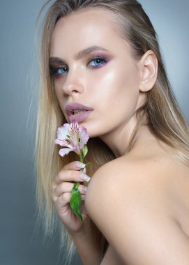 Çekici bir kızın portresi.