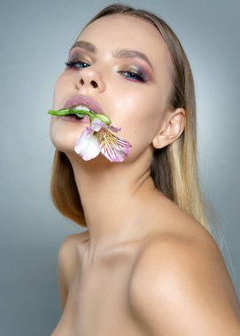 Çekici bir kızın portresi.