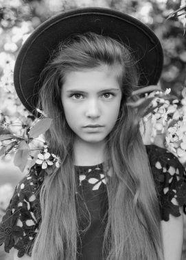 Yazın açık havada küçük bir kızın portresi.