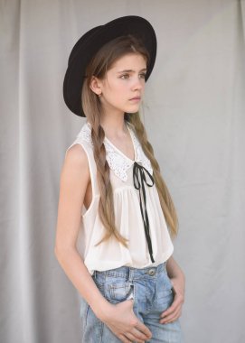 Yazın açık havada küçük bir kızın portresi.