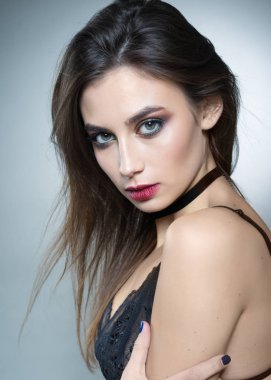 Çekici bir kızın portresi.