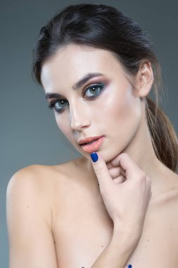 Çekici bir kızın portresi.