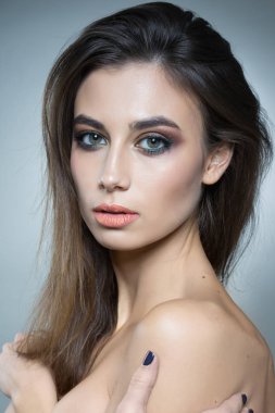 Çekici bir kızın portresi.