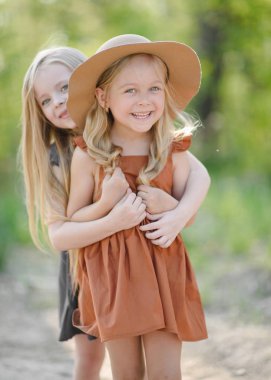 bir yaz doğa üzerindeki Girlfriends iki kız portresi