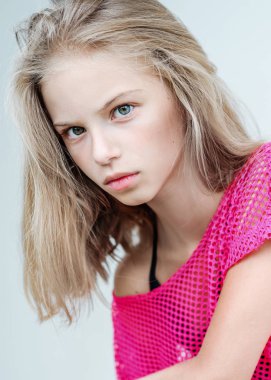 Yazın açık havada küçük bir kızın portresi.