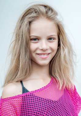 Yazın açık havada küçük bir kızın portresi.