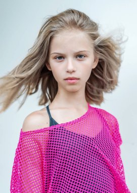 Yazın açık havada küçük bir kızın portresi.