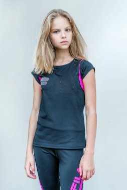 Yazın açık havada küçük bir kızın portresi.