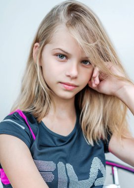 Yazın açık havada küçük bir kızın portresi.