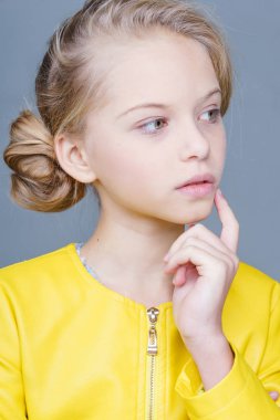 Çekici bir kızın portresi.