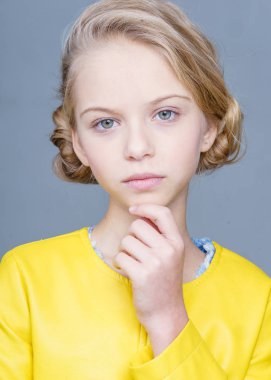 Çekici bir kızın portresi.