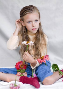 Yazın açık havada küçük bir kızın portresi.