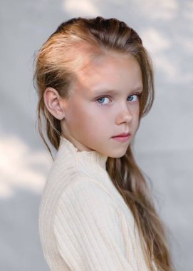 Yazın açık havada küçük bir kızın portresi.