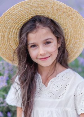 Yazın açık havada küçük bir kızın portresi.