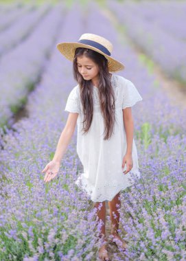 Yazın açık havada küçük bir kızın portresi.