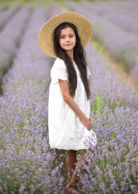 Yazın açık havada küçük bir kızın portresi.