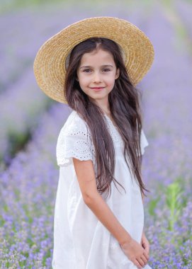 Yazın açık havada küçük bir kızın portresi.