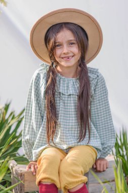 Yazın açık havada küçük bir kızın portresi.