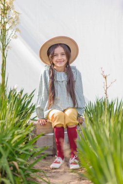 Yazın açık havada küçük bir kızın portresi.