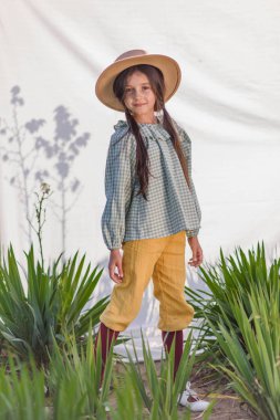 Yazın açık havada küçük bir kızın portresi.