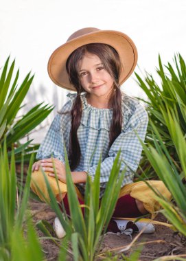 Yazın açık havada küçük bir kızın portresi.