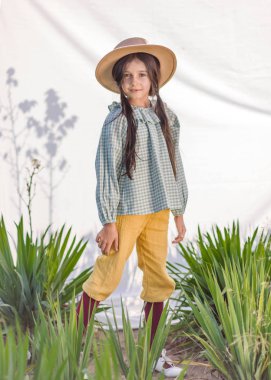 Yazın açık havada küçük bir kızın portresi.