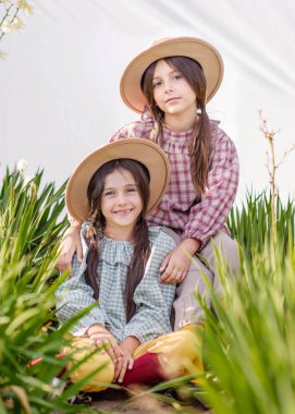 bir yaz doğa üzerindeki Girlfriends iki kız portresi