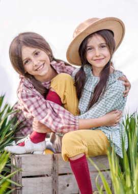 bir yaz doğa üzerindeki Girlfriends iki kız portresi