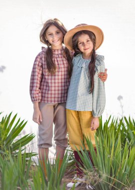 bir yaz doğa üzerindeki Girlfriends iki kız portresi