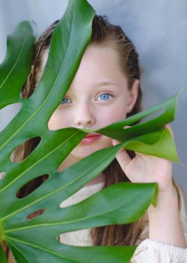 Yazın açık havada küçük bir kızın portresi.