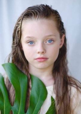 Yazın açık havada küçük bir kızın portresi.