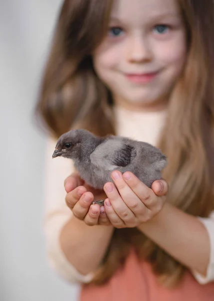 Porträtt Liten Flicka Utomhus Sommaren — Stockfoto