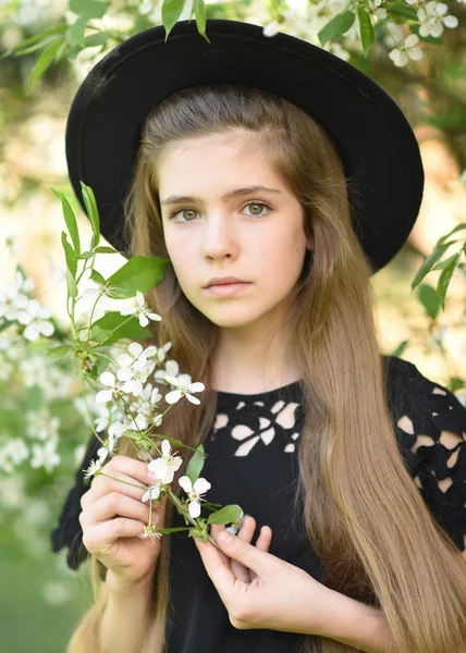 Portret Van Klein Meisje Buiten Zomer — Stockfoto