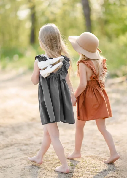 Retrato Duas Meninas Amigas Uma Natureza Verão — Fotografia de Stock
