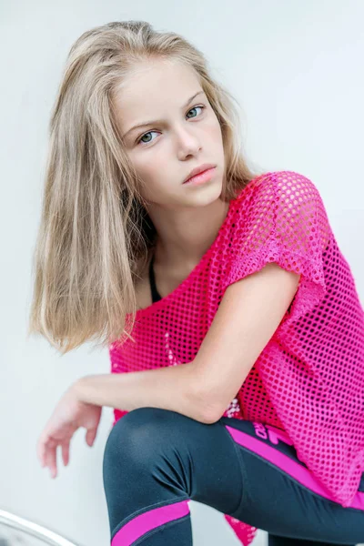 Portret Van Klein Meisje Buiten Zomer — Stockfoto