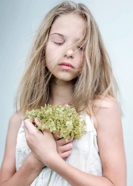 Portret Van Klein Meisje Buiten Zomer — Stockfoto