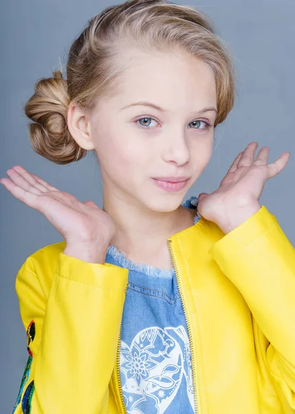 Retrato Uma Menina Bonita Menina Glamourosa — Fotografia de Stock