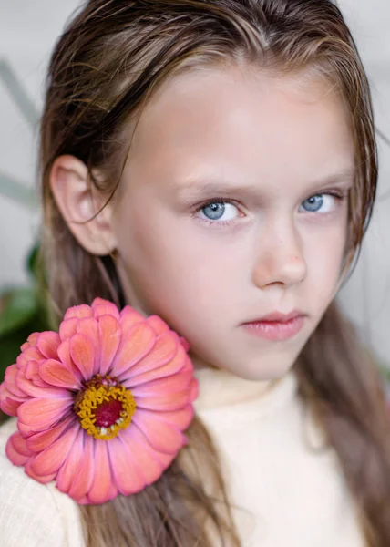 Portret Van Klein Meisje Buiten Zomer — Stockfoto