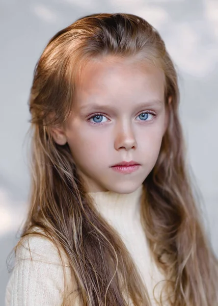 Yazın açık havada küçük bir kızın portresi.